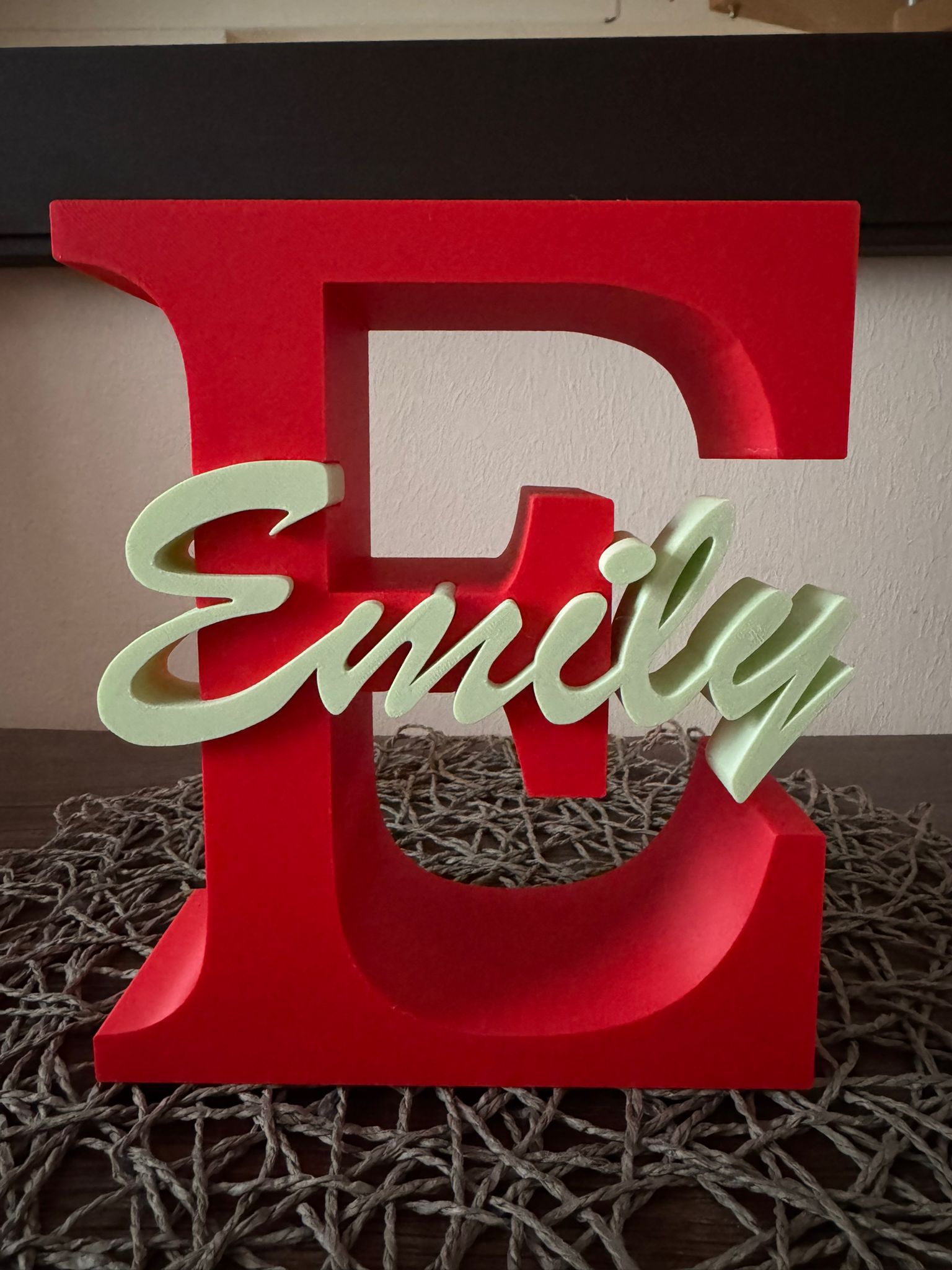 Personalisierter Anfangsbuchstabe E mit Name Emily
